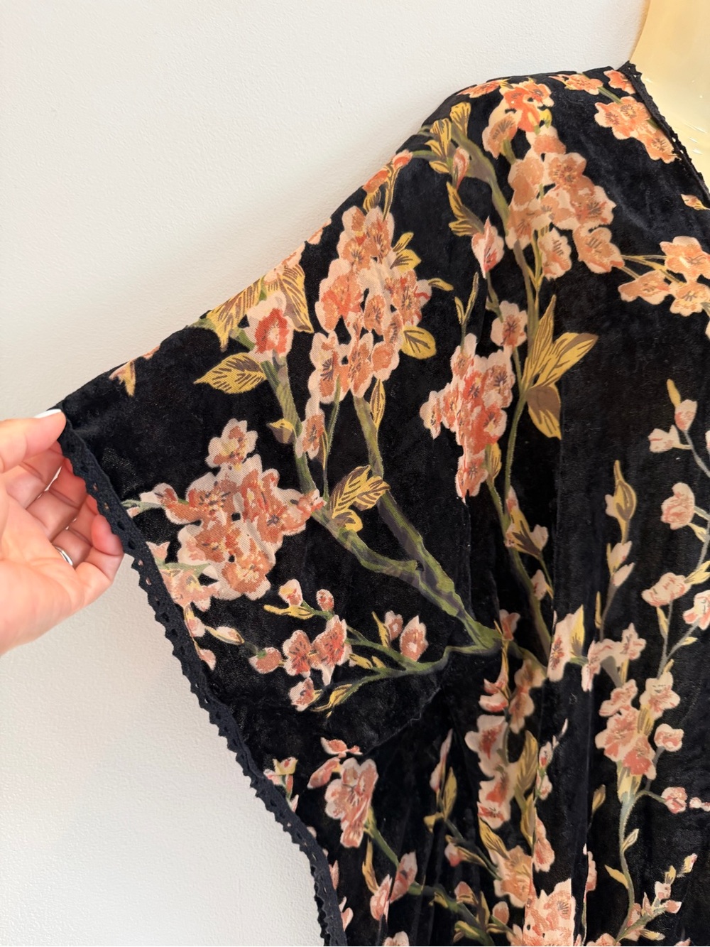 Natural Life Kimono Black floral velvet burnout Open kimono women’s Onesize - Picture 4 of 7